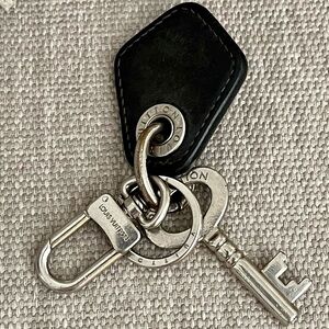 LOUIS VUITTON💥RARE💥Leather Bag Charm & 🗝️Key Holder ViNTAGE AuThEnTiC⭐️COA⭐️